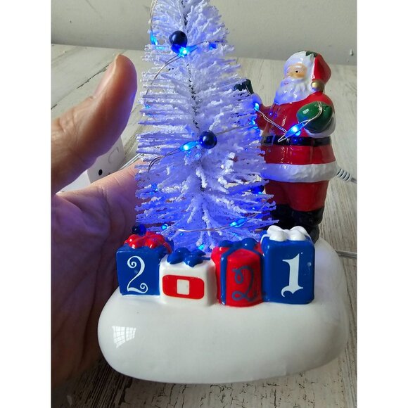 Dept 56 Santa comes town‎ 2021 6007775 new tree light up - Picture 4 of 11